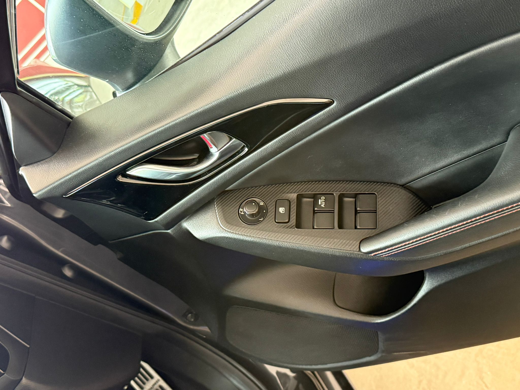 MAZDA MAZDA3 4 -Door HUD Luxury Model - Image 8