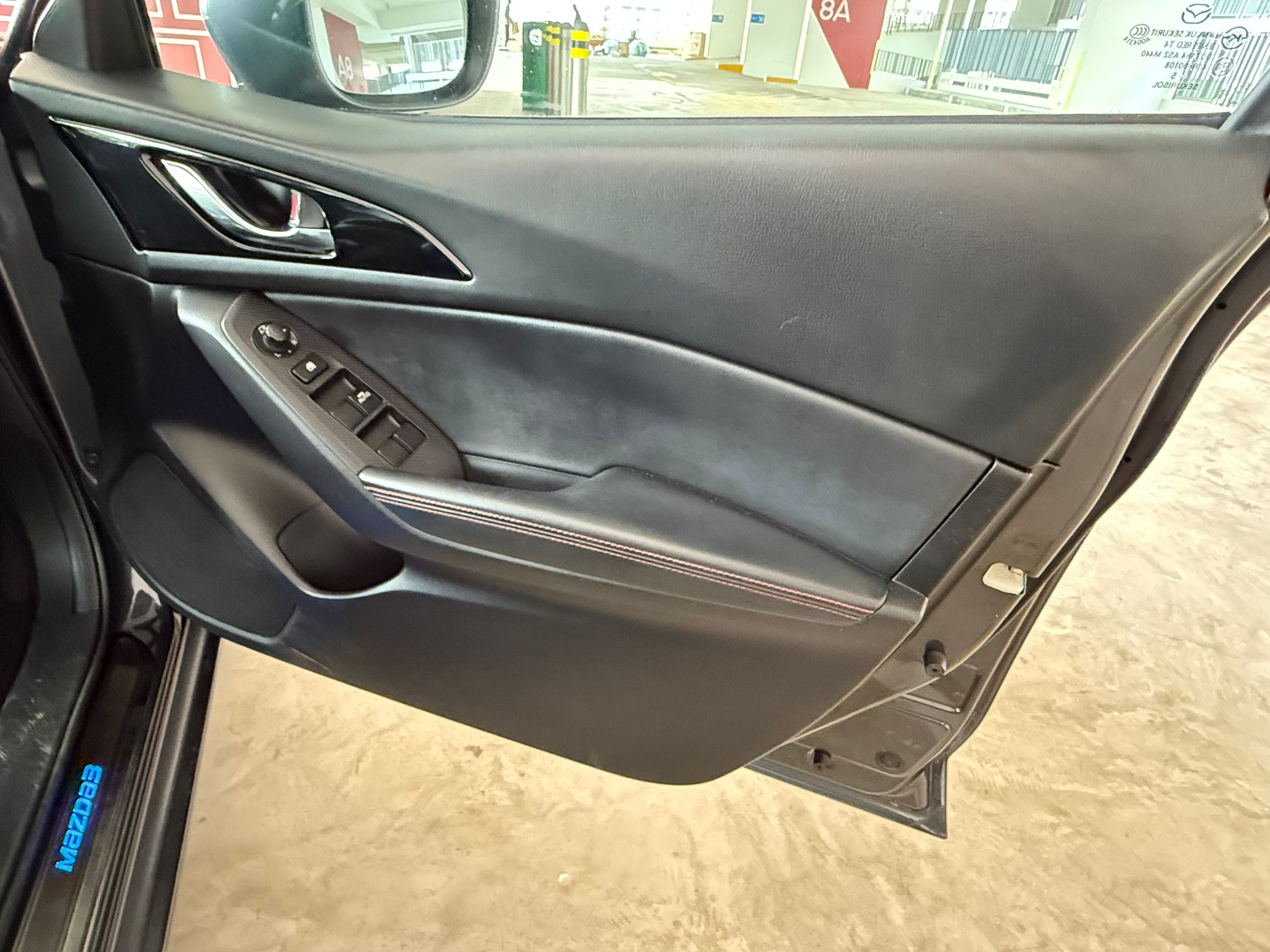 MAZDA MAZDA3 4 -Door HUD Luxury Model - Image 7